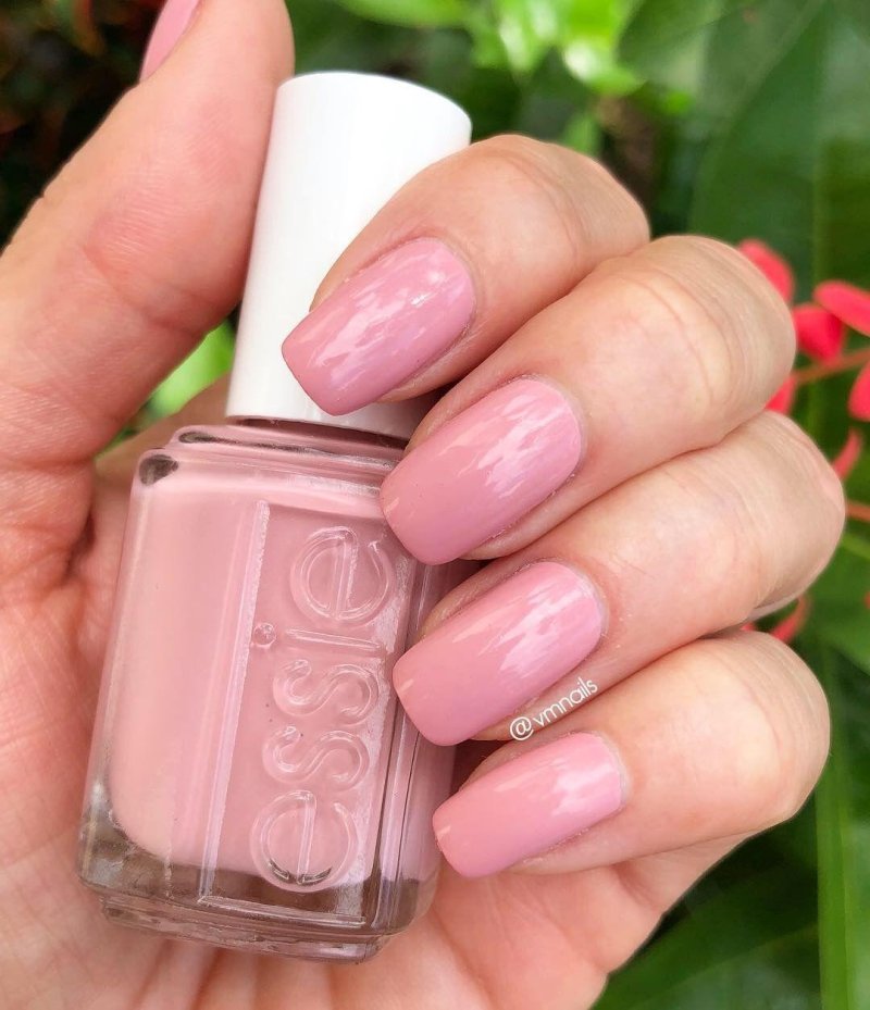 Розовый лак для ногтей essie