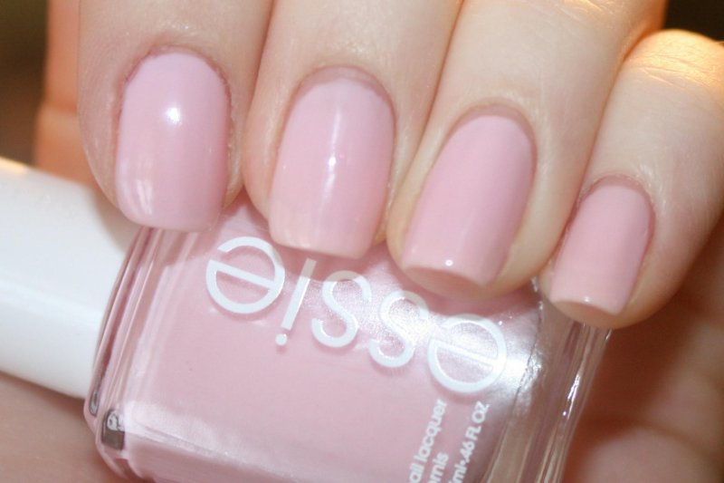 Розовый лак для ногтей essie