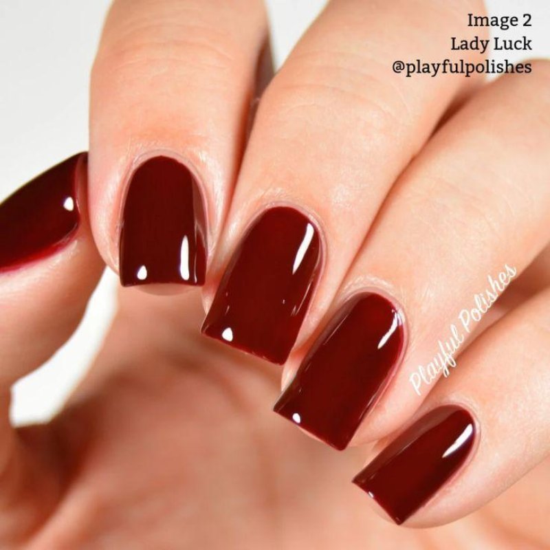 Бордовый лак для ногтей essie