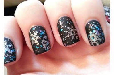 Маникюр со снежинками и крупными блестками