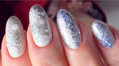 Маникюр со снежинками