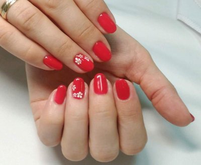 Красный маникюр на короткие ногти