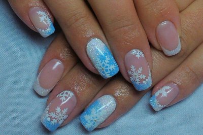 Маникюр френч со снежинками на короткие