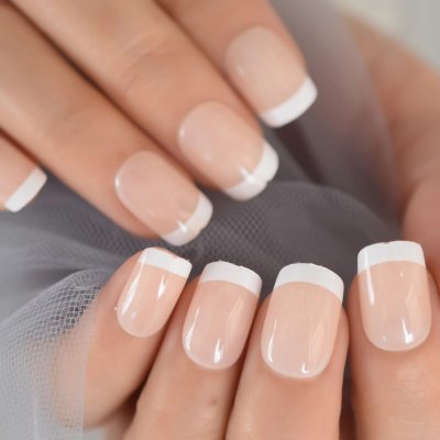 Французский маникюр на короткие ногти квадратной формы
