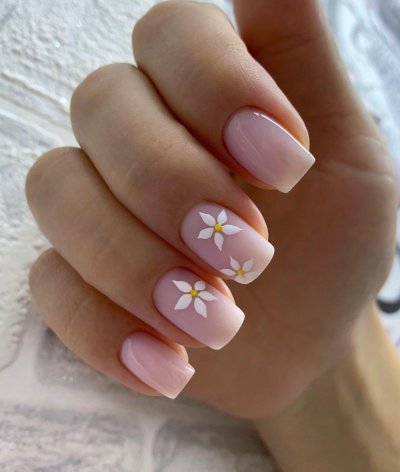 Нежный летний маникюр на короткие ногти