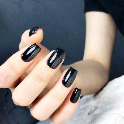 Черный маникюр на короткие квадратные ногти