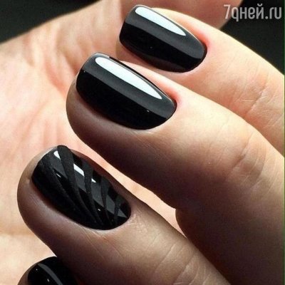 Черный маникюр с паутинкой на короткие ногти