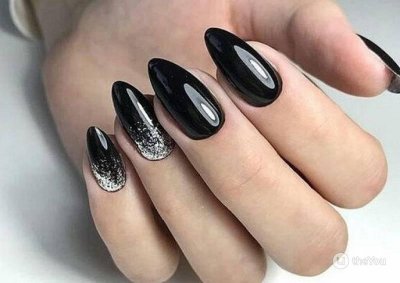 Маникюр миндаль черный
