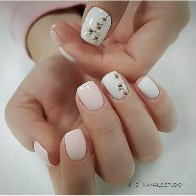 Нежный маникюр на короткие