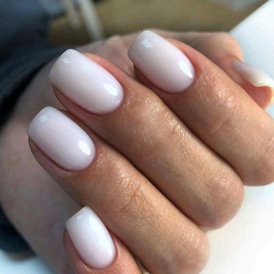 Молочный маникюр на короткие квадратные ногти