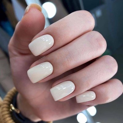Молочный маникюр на короткие квадратные ногти