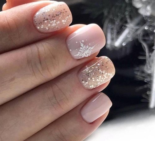Нежный новогодний маникюр на короткие ногти