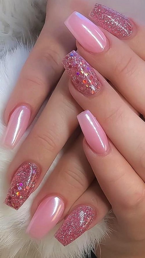 Маникюр розовый с блестками