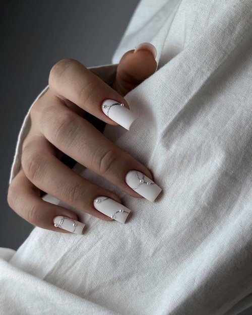 Белые короткие ногти
