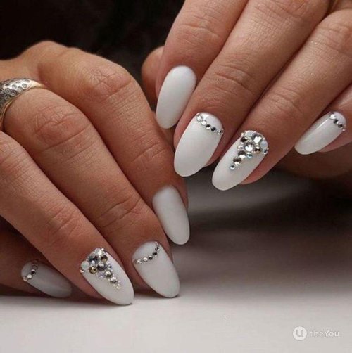 Белый маникюр со стразами