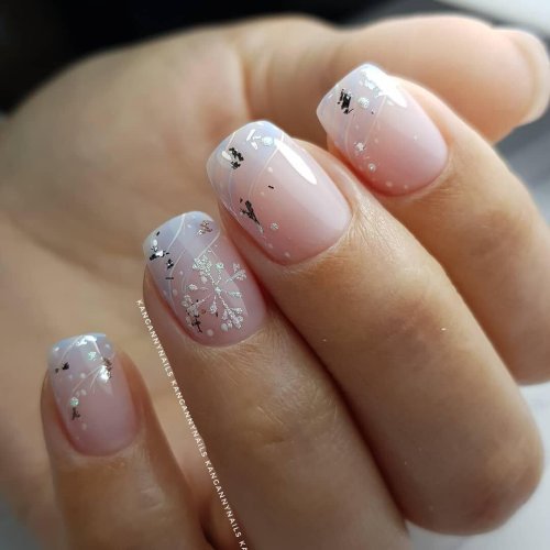 Прозрачный маникюр на короткие