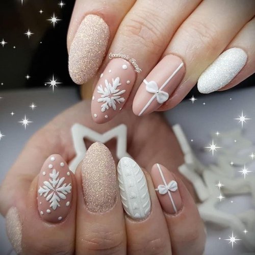 Маникюр сотснежинками