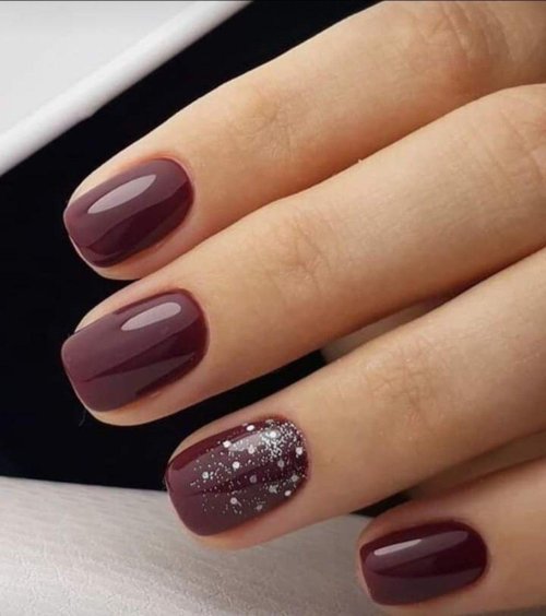 Сливовый маникюр на короткие ногти