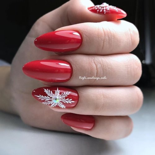 Красные ногти со снежинками