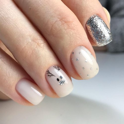 Новогодний нюдовый маникюр на короткие ногти