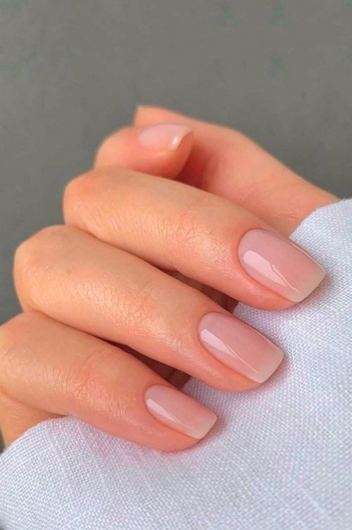 Нюдовый маникюр на короткие ногти квадратной формы