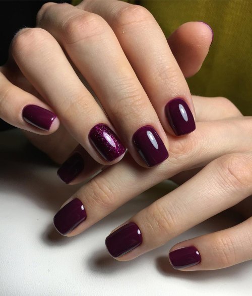 Сливовый маникюр на короткие ногти