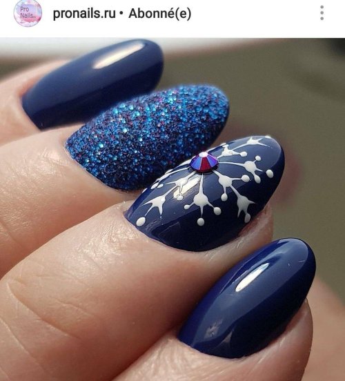Маникюр новогодний на короткие овальные синие
