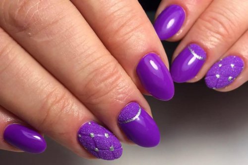 Маникюр на короткие ногти фиолетовый