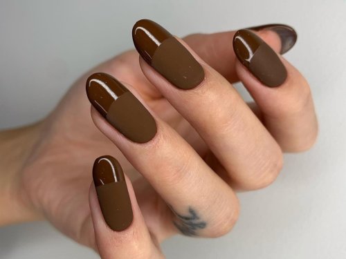 Шоколадный маникюр однотонный