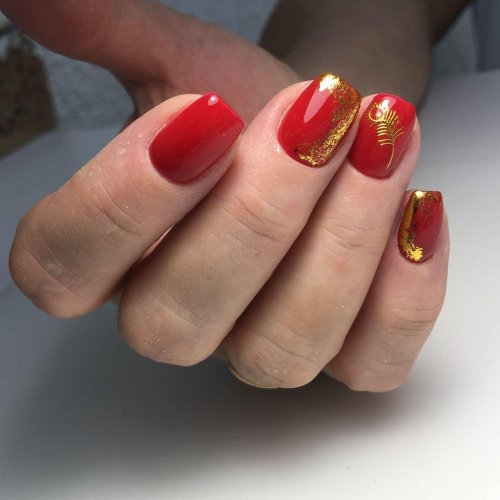 Маникюр на короткие ногти красный с золотом