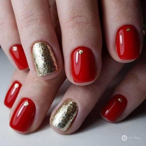 Маникюр золотой с красным