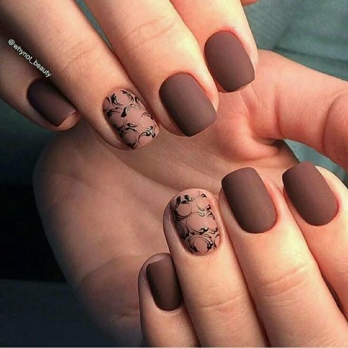 Коричневый маникюр на короткие ногти