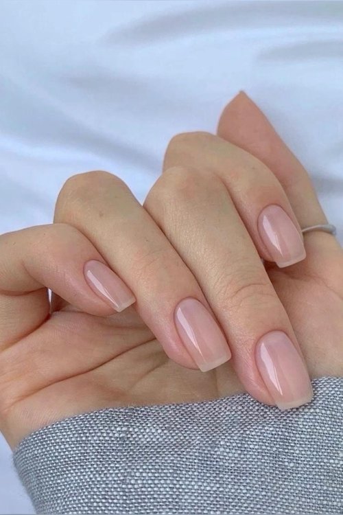 Нюдовый маникюр на короткие ногти квадратной формы