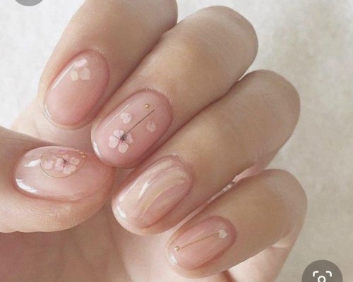 Прозрачный маникюр на короткие ногти