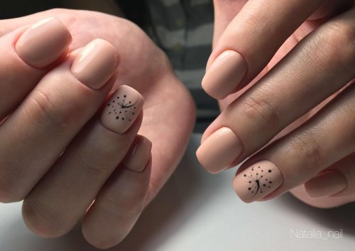 Бежевый маникюр на короткие ногти