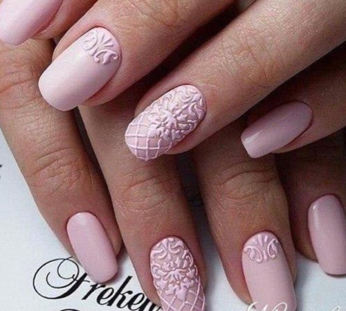 Розовый маникюр с вензелями