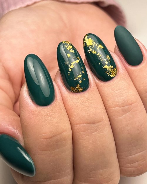 Маникюр зеленый с золотом
