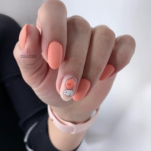 Персиковый маникюр с дизайном на короткие ногти