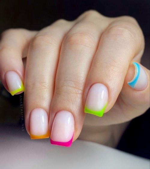 Разноцветный френч на короткие ногти