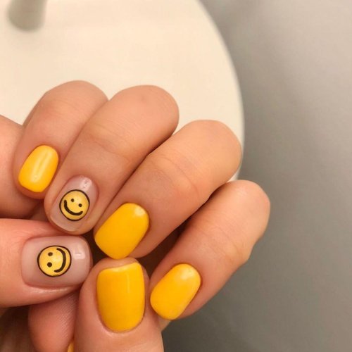Маникюр на короткие ногти желтый