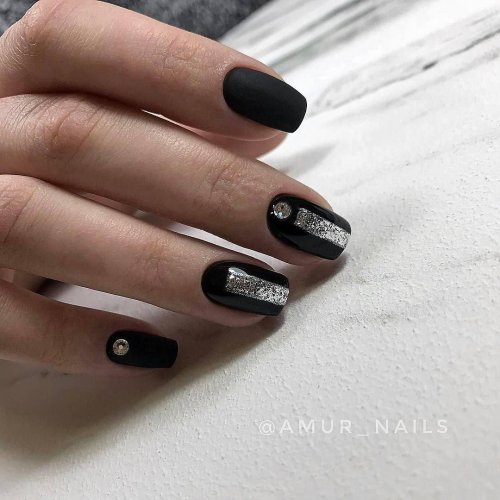Черный маникюр с дизайном