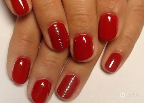 Красный маникюр на короткие ногти
