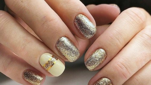 Золотой маникюр на короткие ногти