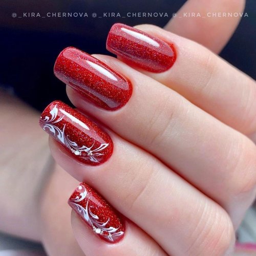 Красный маникюр с блестками