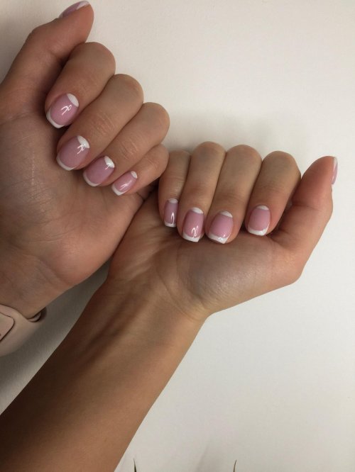 Классический френч на короткие ногти