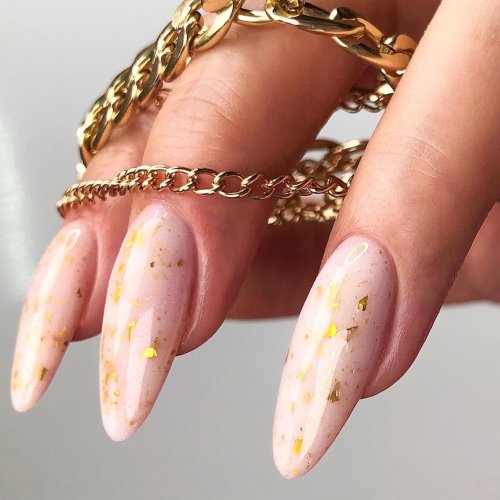 Розовый маникюр с поталью