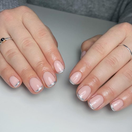 Серебристый френч на короткие ногти