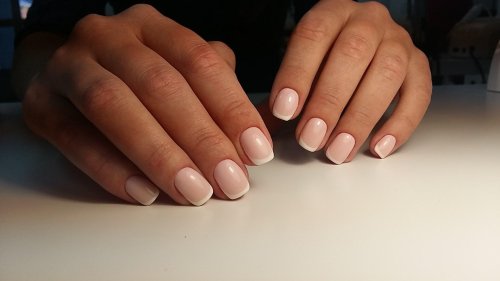 Классический френч на короткие ногти