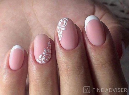 Маникюр на короткие овальные ногти френч