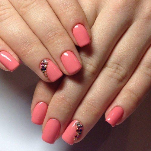 Коралловый маникюр на короткие ногти